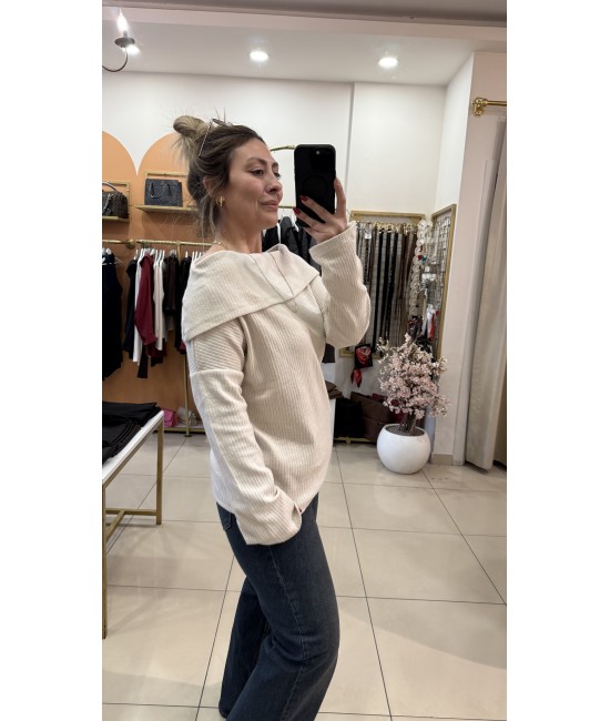 Yumoş Dokulu Madonna Yaka Bluz-Krem