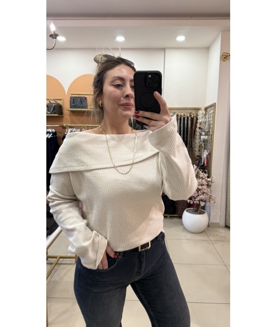 Yumoş Dokulu Madonna Yaka Bluz-Krem