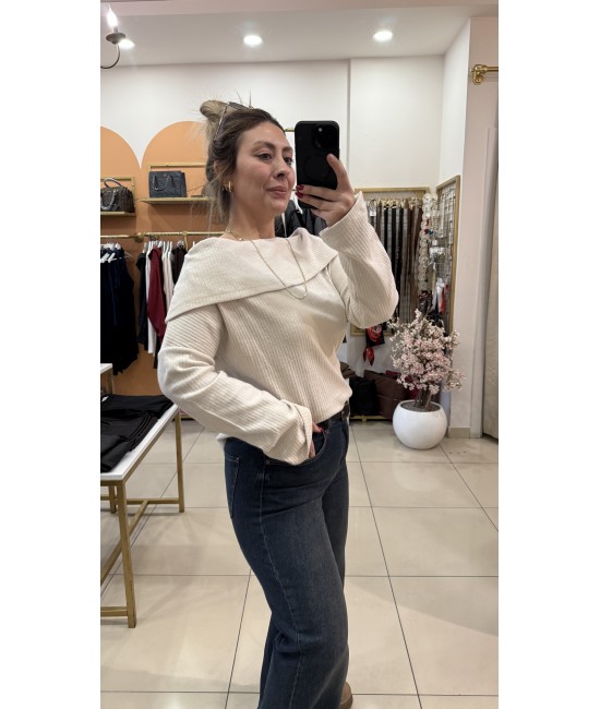 Yumoş Dokulu Madonna Yaka Bluz-Krem