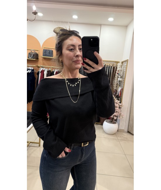 Yumoş Dokulu Madonna Yaka Bluz-Siyah